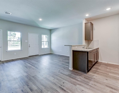 407 E Avenue G - Photo Thumbnail 3