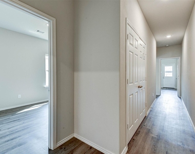 407 E Avenue G - Photo Thumbnail 6