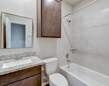 407 E Avenue G - Photo Thumbnail 8