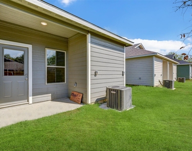 407 E Avenue G - Photo Thumbnail 16