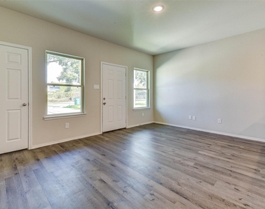 407 E Avenue G - Photo Thumbnail 2