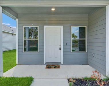 407 E Avenue G - Photo Thumbnail 1