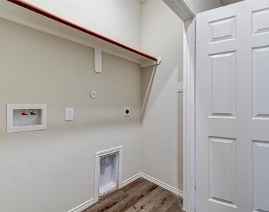 407 E Avenue G - Photo Thumbnail 9