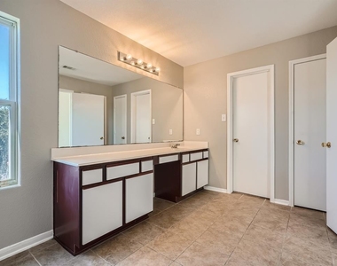 11010 Walkup Way - Photo Thumbnail 14