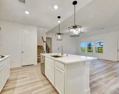 1927 Darlington Oak Drive - Photo Thumbnail 4