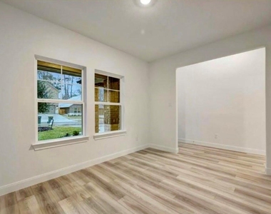 1927 Darlington Oak Drive - Photo Thumbnail 2