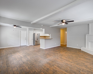 947 W Bertrand Street - Photo Thumbnail 4