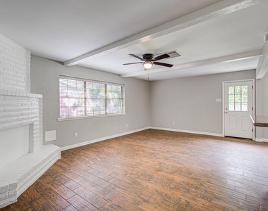 947 W Bertrand Street - Photo Thumbnail 2