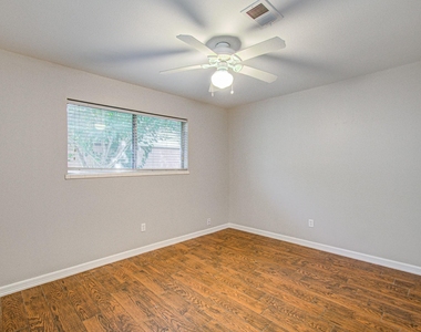 947 W Bertrand Street - Photo Thumbnail 16