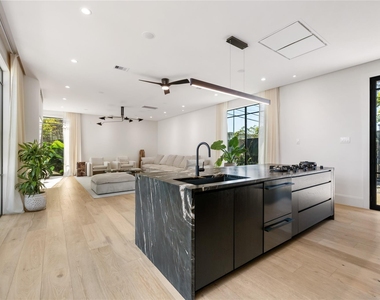419 W 30th Street - Photo Thumbnail 9