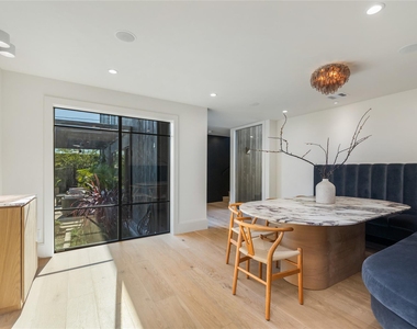 419 W 30th Street - Photo Thumbnail 6