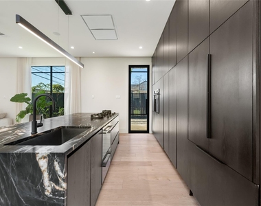 419 W 30th Street - Photo Thumbnail 10