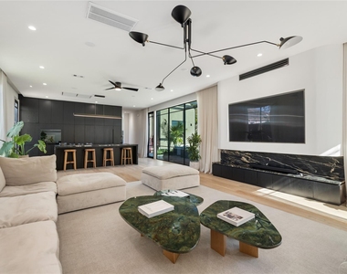 419 W 30th Street - Photo Thumbnail 15