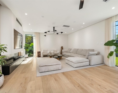 419 W 30th Street - Photo Thumbnail 16