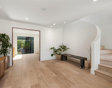 419 W 30th Street - Photo Thumbnail 4
