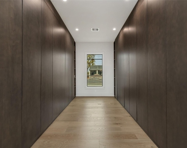 419 W 30th Street - Photo Thumbnail 26