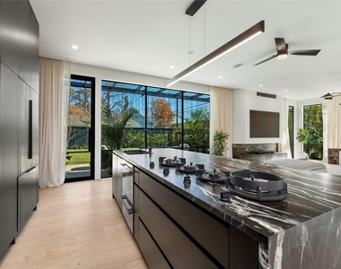 419 W 30th Street - Photo Thumbnail 11