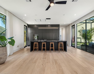 419 W 30th Street - Photo Thumbnail 14