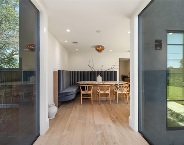 419 W 30th Street - Photo Thumbnail 8