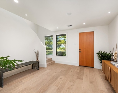 419 W 30th Street - Photo Thumbnail 5