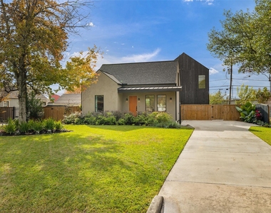 419 W 30th Street - Photo Thumbnail 2