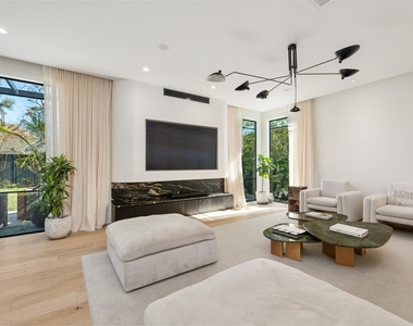 419 W 30th Street - Photo Thumbnail 3