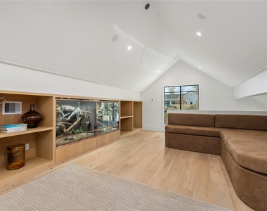 419 W 30th Street - Photo Thumbnail 38