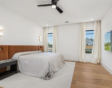 419 W 30th Street - Photo Thumbnail 21