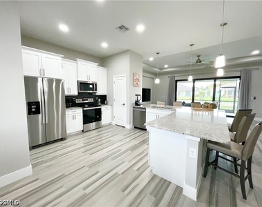 812 Sw 8th Place - Photo Thumbnail 1