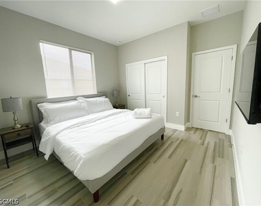 812 Sw 8th Place - Photo Thumbnail 14