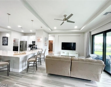 812 Sw 8th Place - Photo Thumbnail 5