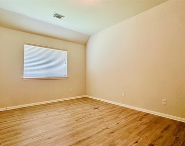 4919 Bonny Loch Lane - Photo Thumbnail 12