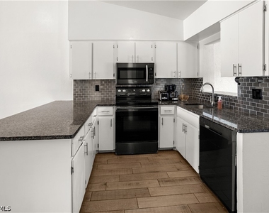 17370 W Carnegie Circle - Photo Thumbnail 5