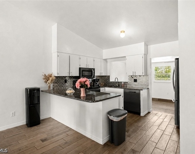 17370 W Carnegie Circle - Photo Thumbnail 4