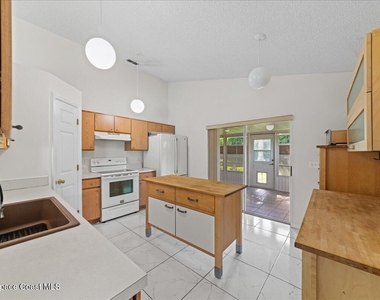 2165 Redwood Circle Ne - Photo Thumbnail 2