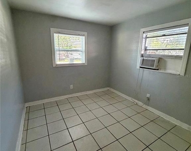 908 Beverly Avenue - Photo Thumbnail 5