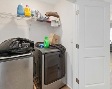 592 Madison Drive - Photo Thumbnail 8