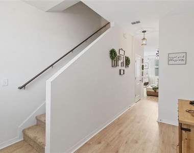 592 Madison Drive - Photo Thumbnail 2