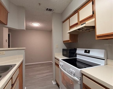 246 Afton Square - Photo Thumbnail 4