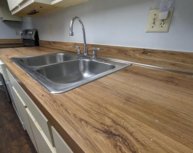 5229 Vineland Road - Photo Thumbnail 4