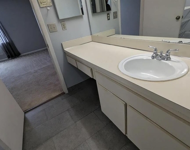 5229 Vineland Road - Photo Thumbnail 12