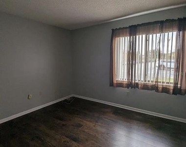 5229 Vineland Road - Photo Thumbnail 5