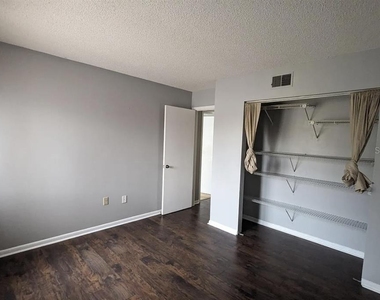 5229 Vineland Road - Photo Thumbnail 6