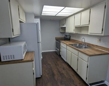 5229 Vineland Road - Photo Thumbnail 3
