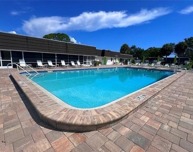 1213 Glen Oaks Drive E - Photo Thumbnail 5