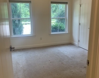 102 Edgewater Circle - Photo Thumbnail 7