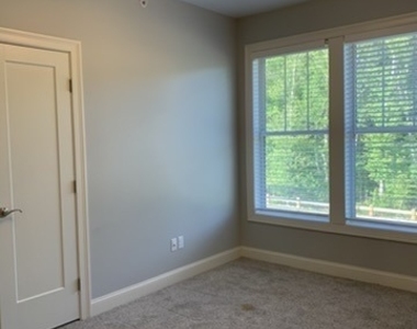 501 Edgewater Circle - Photo Thumbnail 4