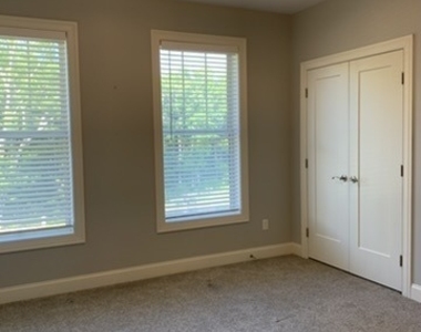 501 Edgewater Circle - Photo Thumbnail 6