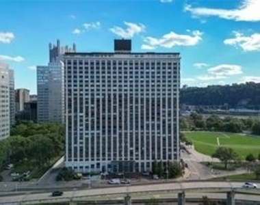 320 Fort Duquesne Blvd - Photo Thumbnail 3