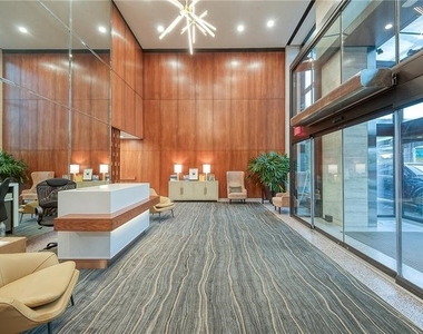 320 Fort Duquesne Blvd - Photo Thumbnail 8